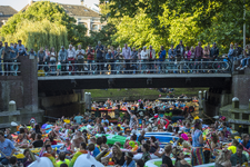 910639 Afbeelding van deelnemers aan de Rubberboot Missie 2016 in de Stadsbuitengracht ter hoogte van de Weerdsingel ...